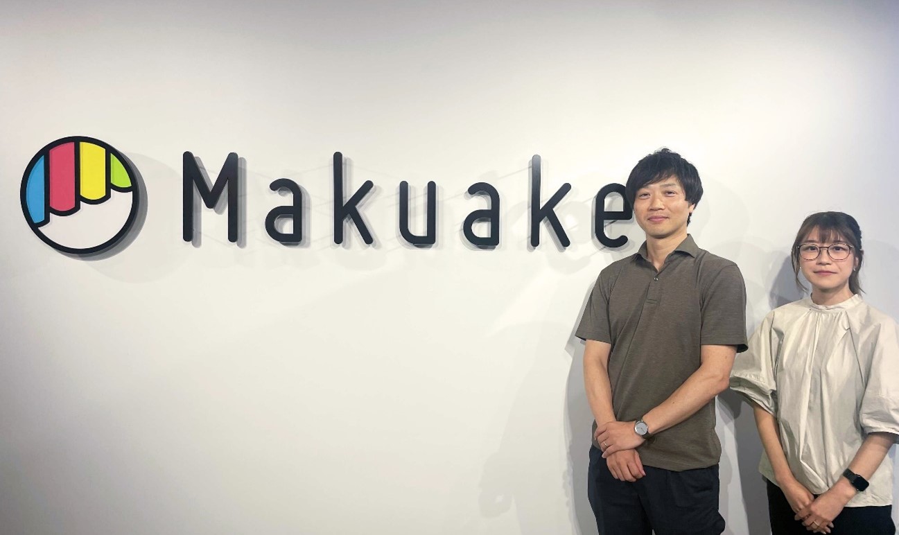 Makuakeのロゴとインタビューの様子